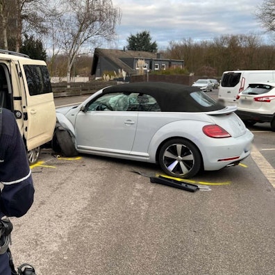 Zwei Autos kollidieren bei einem Unfall in Bergheim.