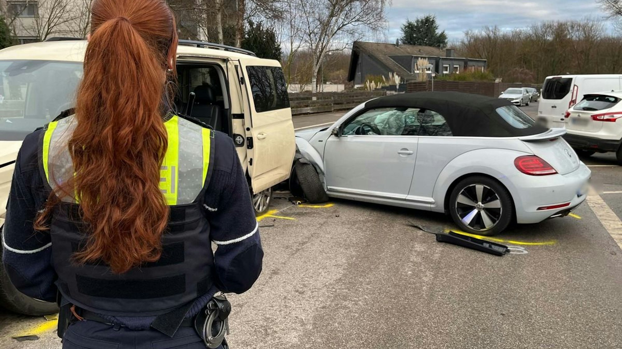 Zwei Autos kollidieren bei einem Unfall in Bergheim.