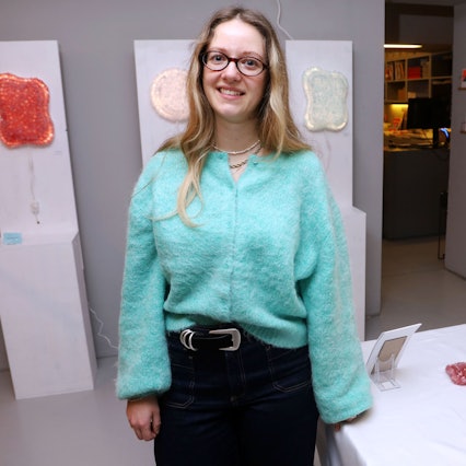 16.01.2026, Köln: Rundgang über das traditionelle Design-Festival „Passagen“: Elisabeth Seidel stellt ihre Steinkristallampen Kollektion vor. Foto: Arton Krasniqi