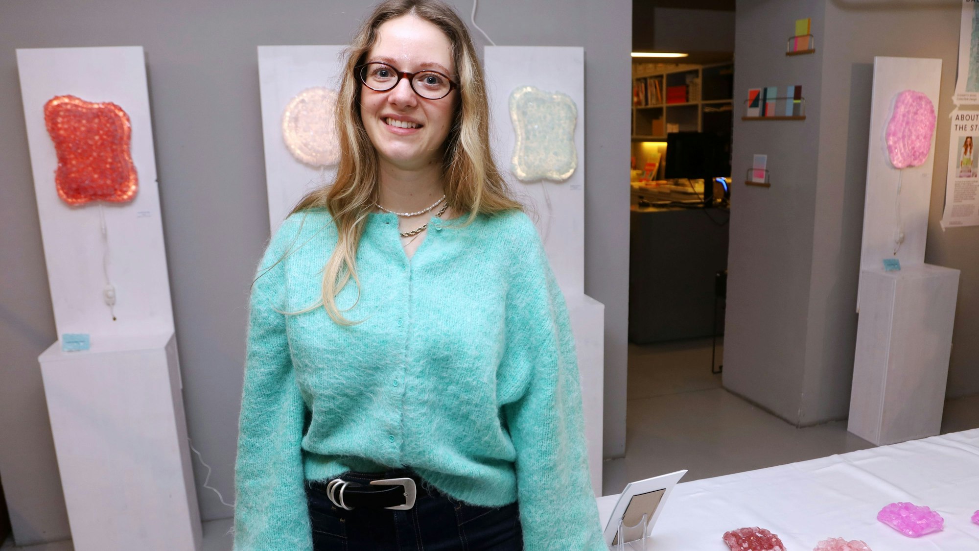 16.01.2026, Köln: Rundgang über das traditionelle Design-Festival „Passagen“: Elisabeth Seidel stellt ihre Steinkristallampen Kollektion vor. Foto: Arton Krasniqi