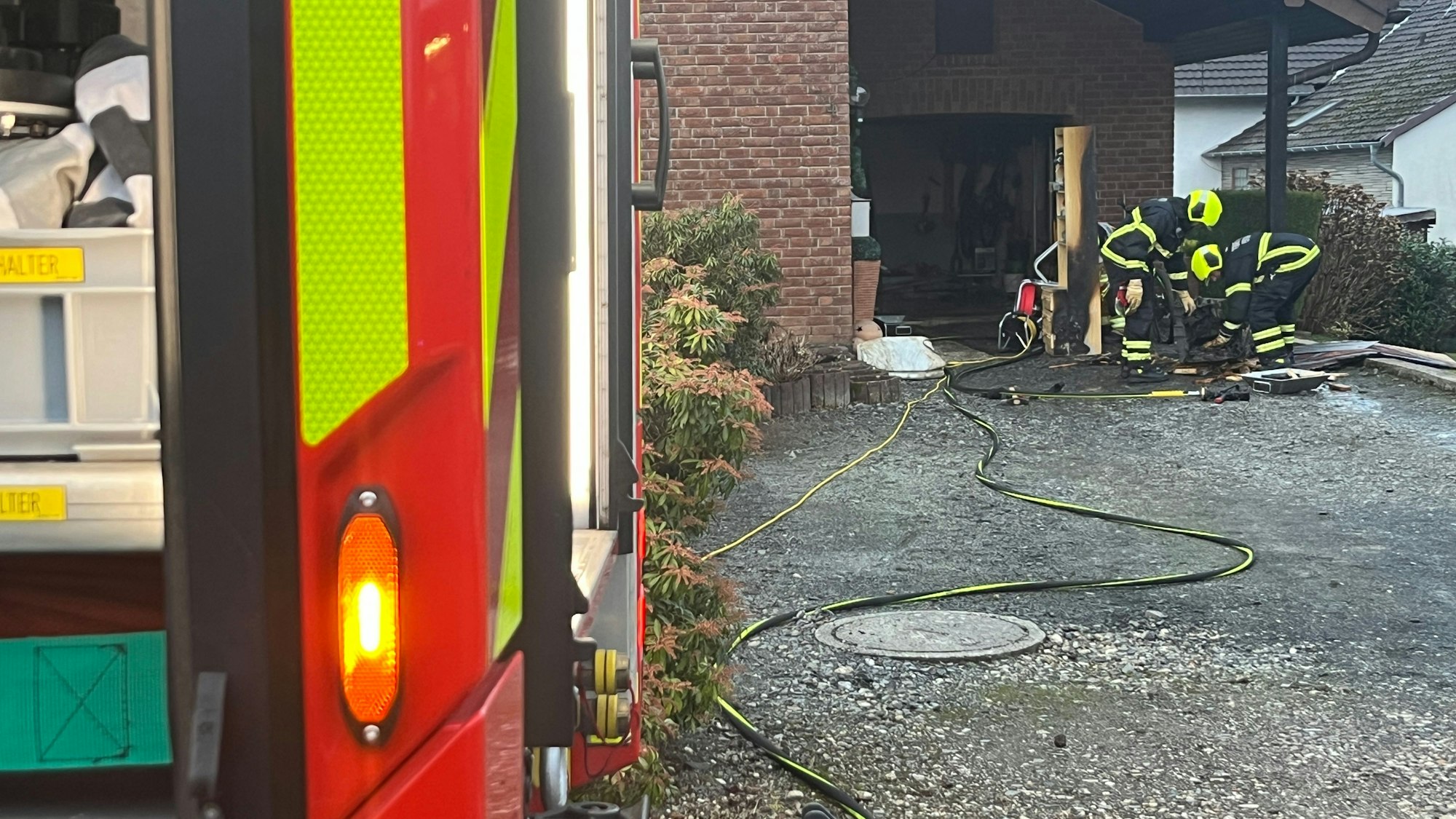 In einer Garage in Eitorf-Lindscheid brannte Anzündholz, das Feuer hatte schon auf einen Schrank übergegriffen.
