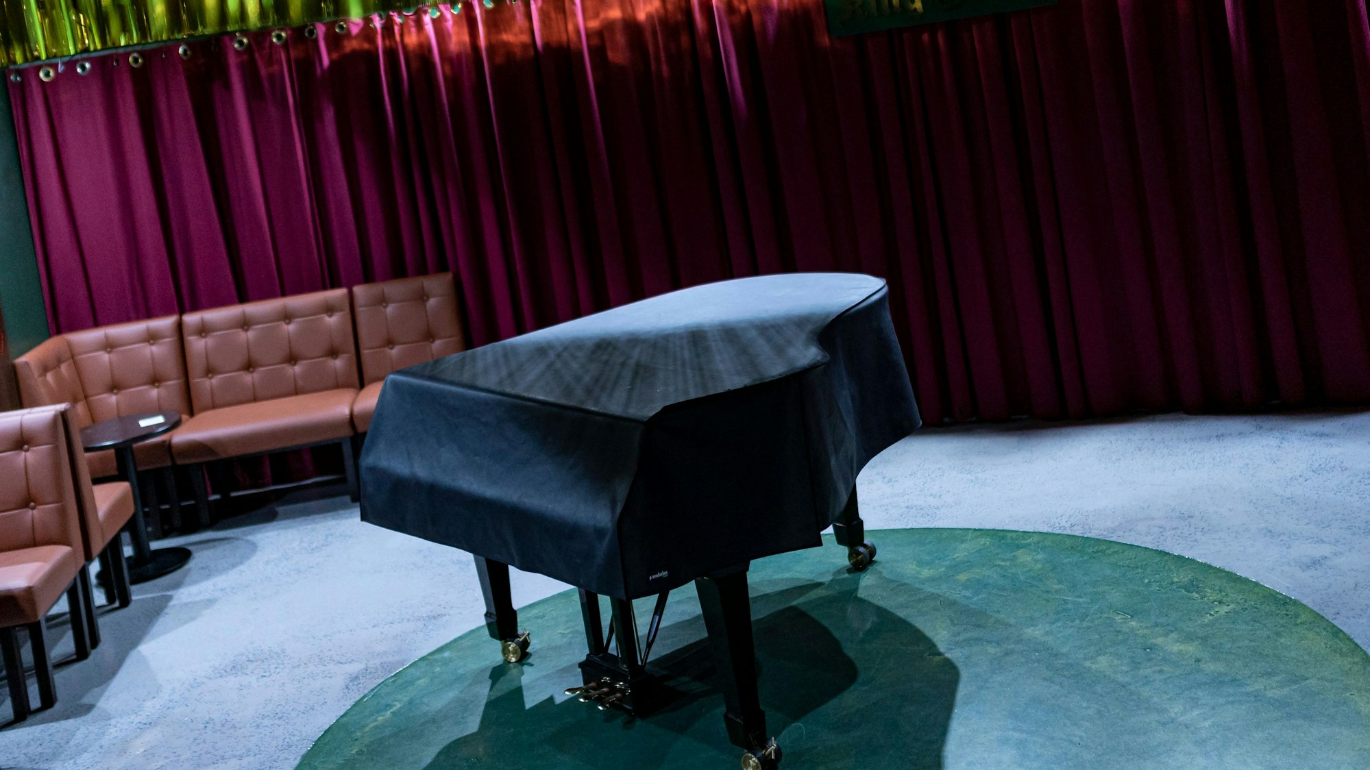 Tanzfläche bzw. Bühne mit Konzertflügel.