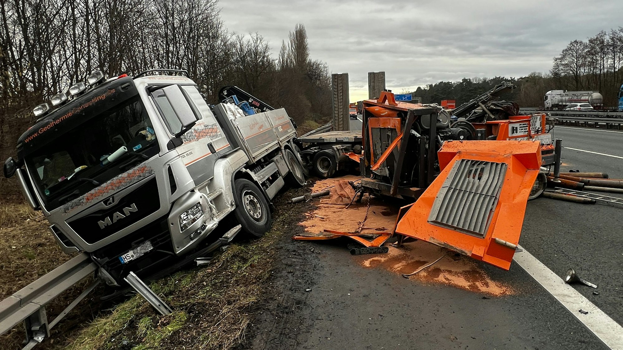 Es gab eine längere Sperrung auf der A3 zwischen Leverkusen und Köln-Mülheim: Ein mit einem Geothermie-Bohrgerät beladener Lkw war ins Schlingern geraten und war in die Leitplanke gefahren. Bild: Ralf Krieger