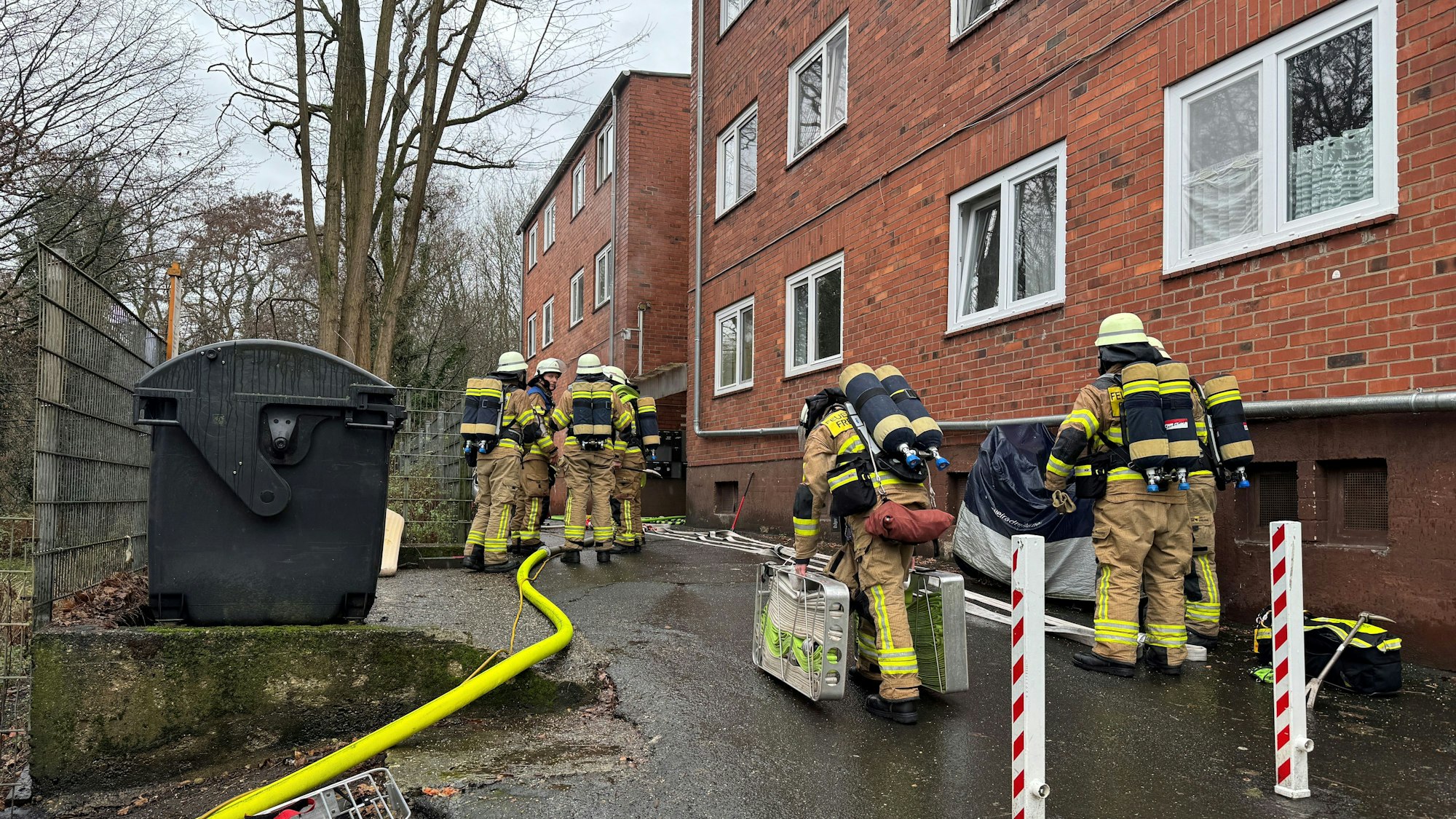 Das Bild zeigt mehrere Feuerwehrleute an der Einsatzstelle.