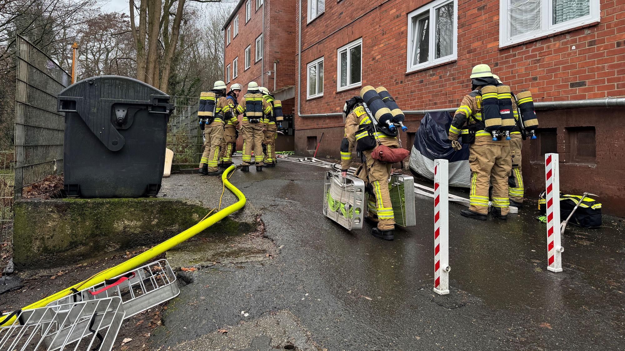 Auf dem Bild sind Feuerwehrleute im Einsatz zu sehen.