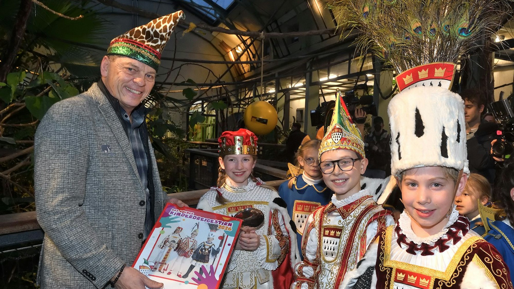 Zoo-Vorstand Christopher Landsberg begrüßt das Kinderdreigestirn.