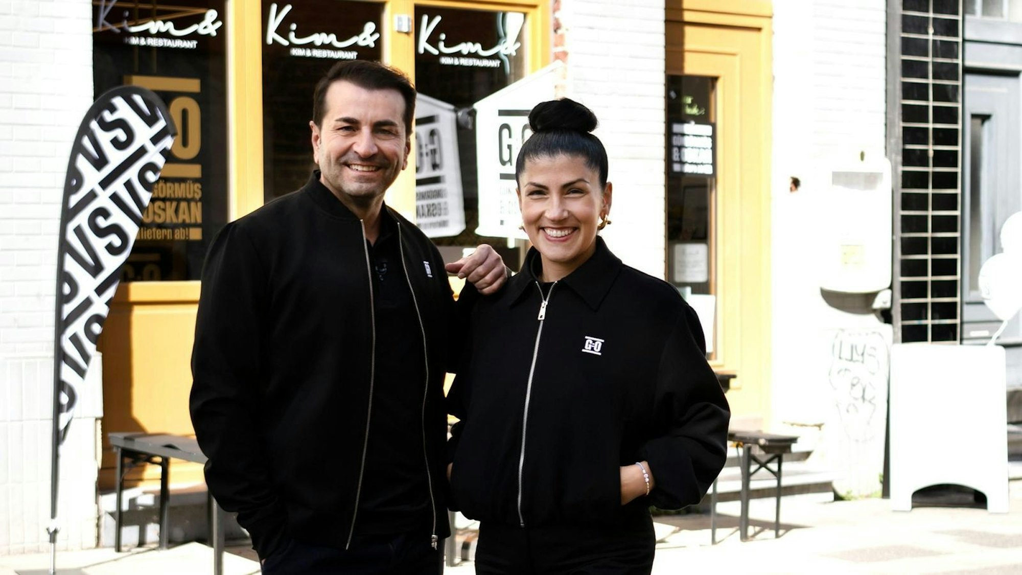 Elif Oskan und Ali Güngörmüş mögen und schätzen einander. Ali: „Sie ist eine der besten Köche Europas.“ Elif: „Toller Mann, der kann sehr viel.“ (Bild: RTL/Annette Etges)