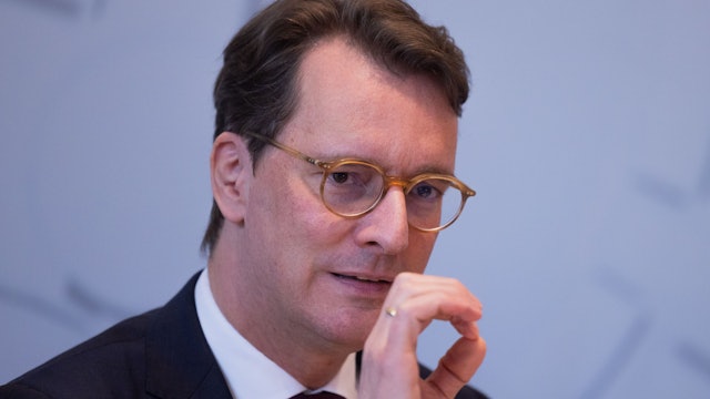 Hendrik Wüst (CDU), Ministerpräsident von Nordrhein-Westfalen, spricht bei einer gemeinsamen Jahresauftakt-Pressekonferenz mit der stellvertretenden Ministerpräsidentin Neubaur in der Landespressekonferenz.