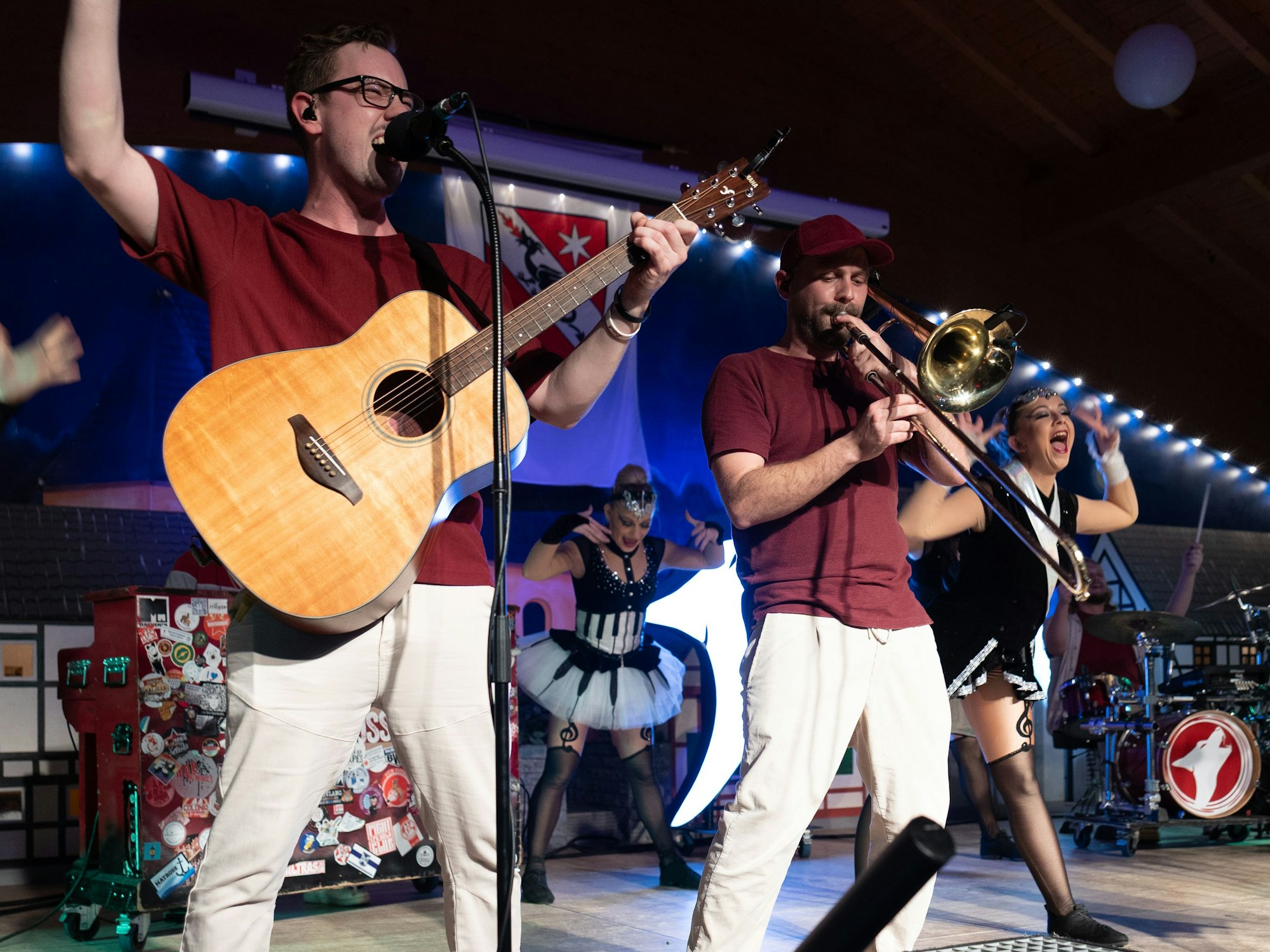 Das Bild zeigt die Band Lupo bei einem Auftritt auf der Bühne.