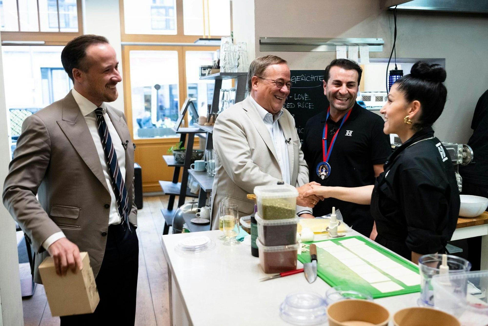 Politiker in Pop-up-Küche: Ex-Kanzlerkandidat Armin Laschet und sein Sohn Joe überraschen Elif Oskan und Ali Güngörmüş in der neuen Folge von „Güngörmüs und Oskan liefern ab!“ (VOX). Wer bekocht die Promis besser? (Bild: RTL/Annette Etges)