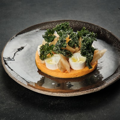 Einfach und köstlich: Süßkartoffel-Püree mit Schwarzwurzel und geröstetem Grünkohl.