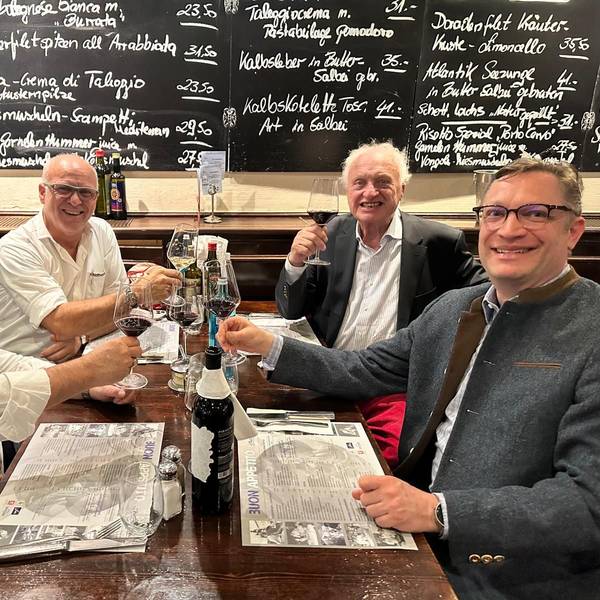 Massimo und Joseph La Tragna stoßen mit Karl-Heinz und Alexander Schorn auf die weitere Zusammenarbeit an (v.l.).
