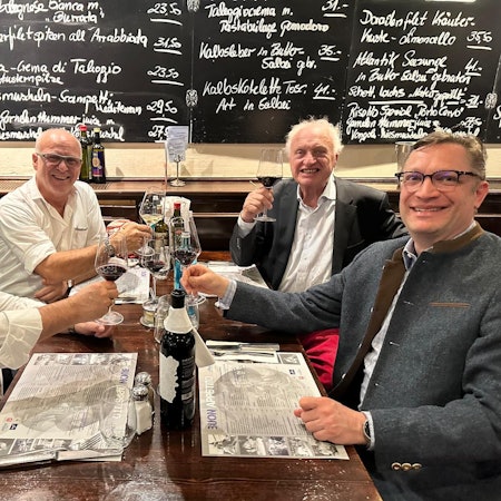 Massimo und Joseph La Tragna stoßen mit Karl-Heinz und Alexander Schorn auf die weitere Zusammenarbeit an (v.l.).