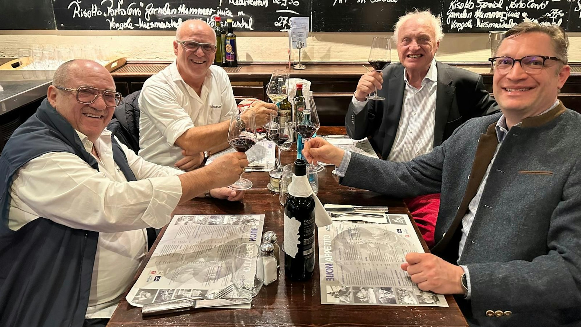 Massimo und Joseph La Tragna stoßen mit Karl-Heinz und Alexander Schorn auf die weitere Zusammenarbeit an (v.l.).