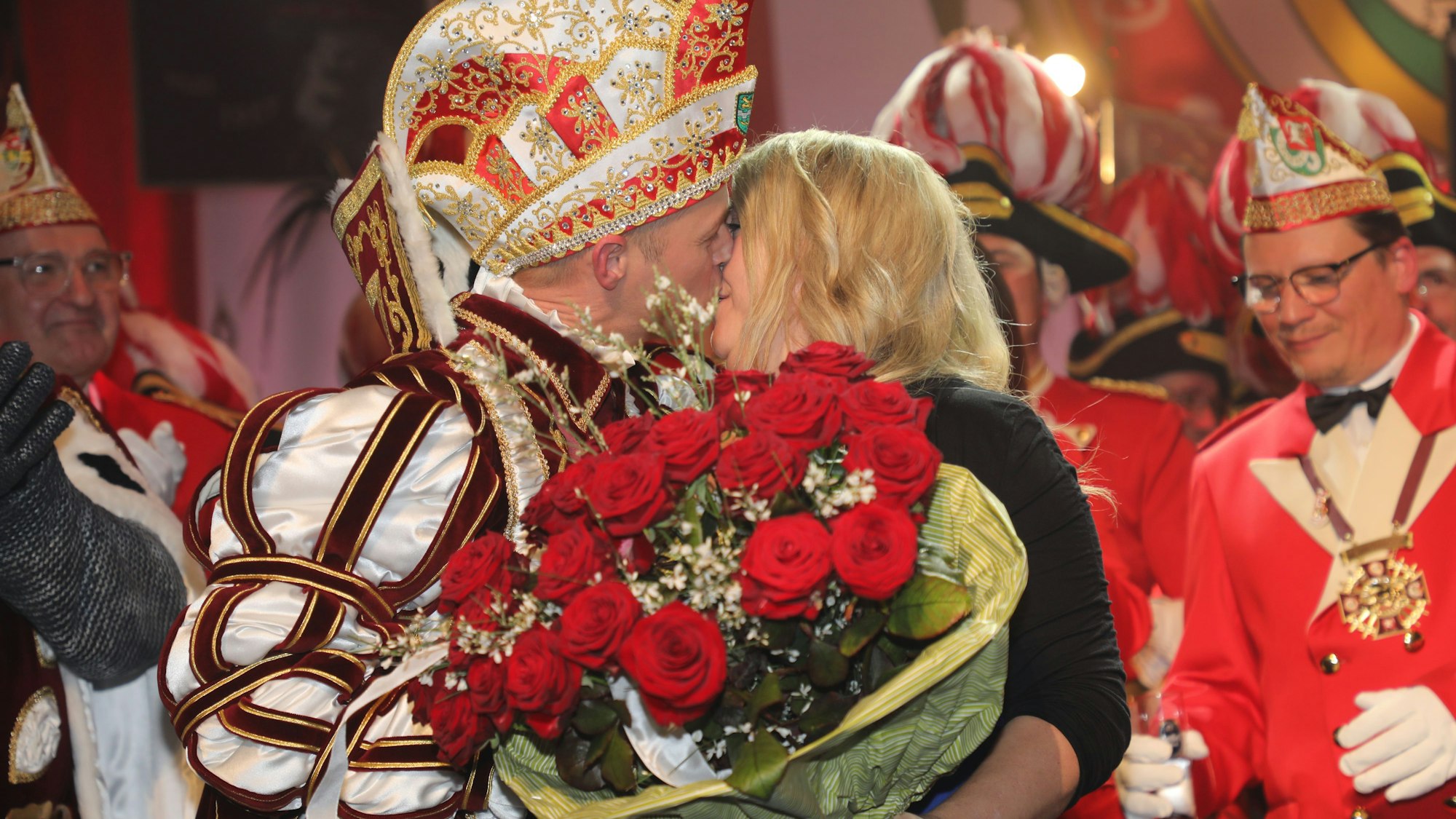 Der Prinz küsst seine Lebensgefährtin und nun auch verlobte Ramona.