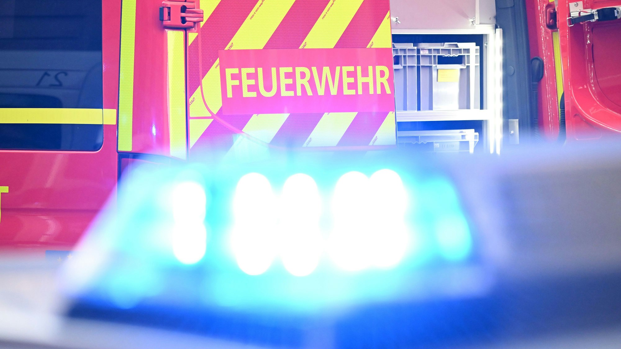 Polizei und Feuerwehr waren in der Wohnung des Tatverdächtigen in Bickendorf im Einsatz.