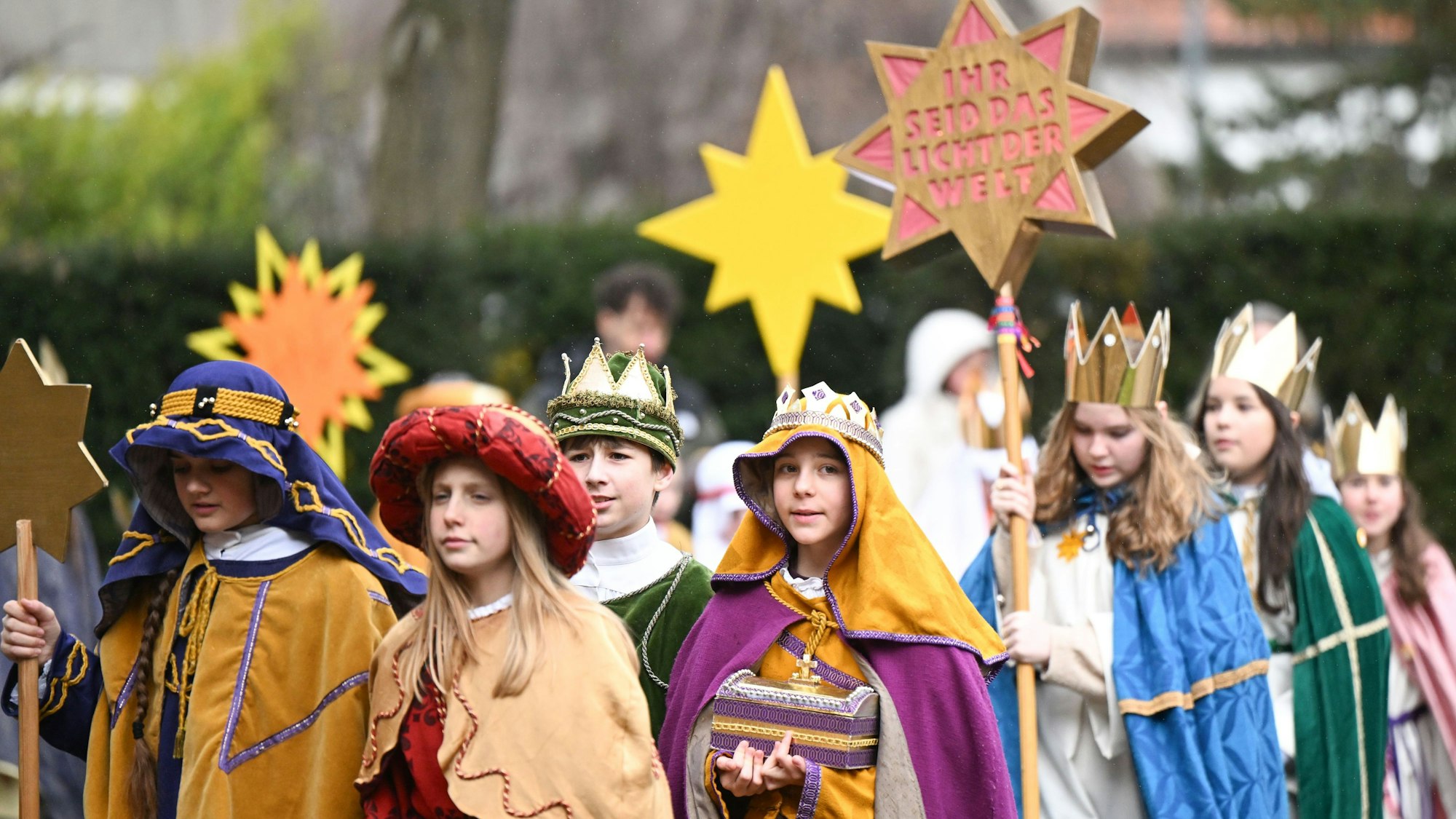 Eine Gruppe Sternsinger.