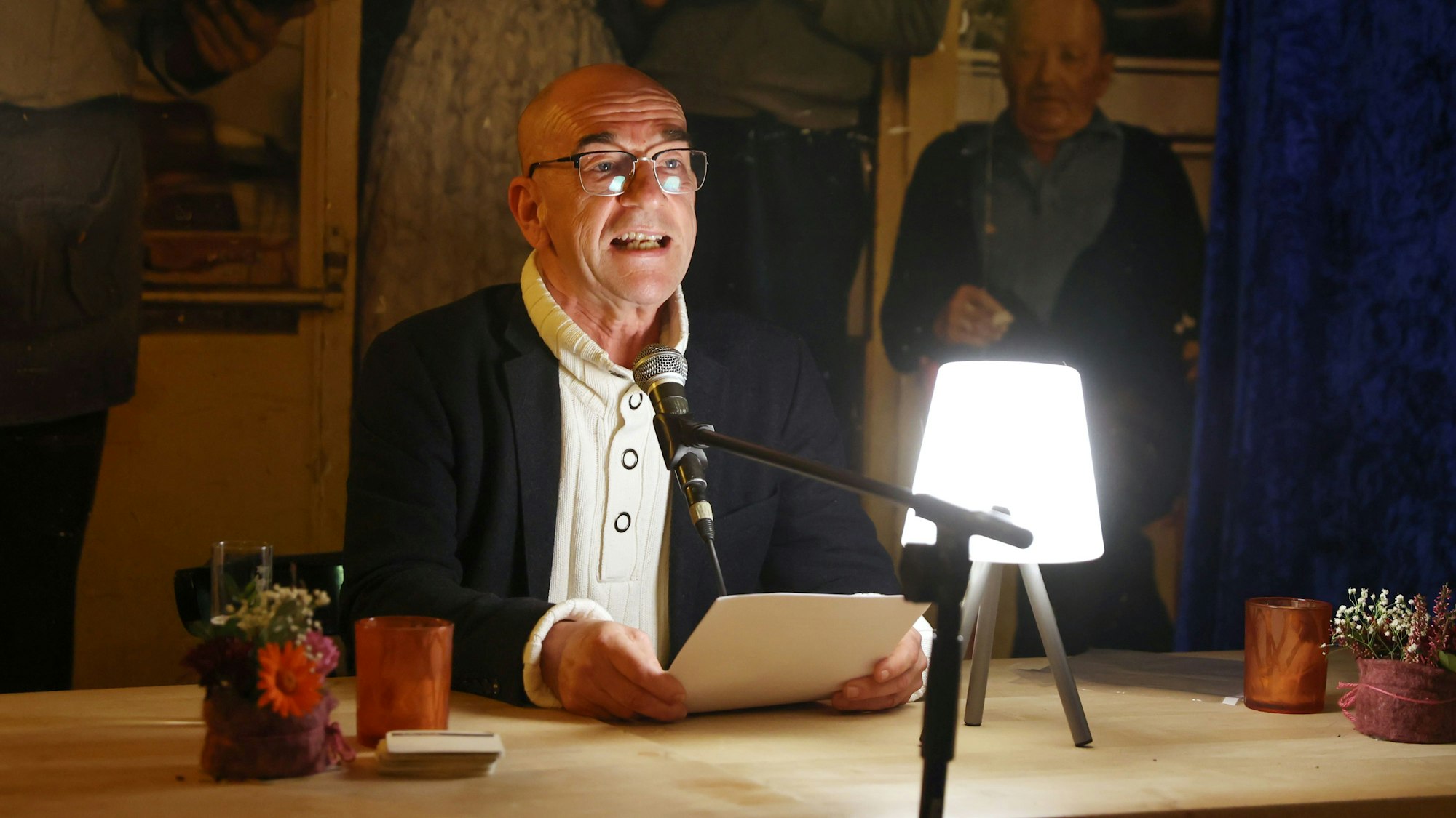 Volker Schmitz liest seinen Text vom schlechtgelaunten Herrn Bullrich in der Kölner Kneipe „Wundertüte“.