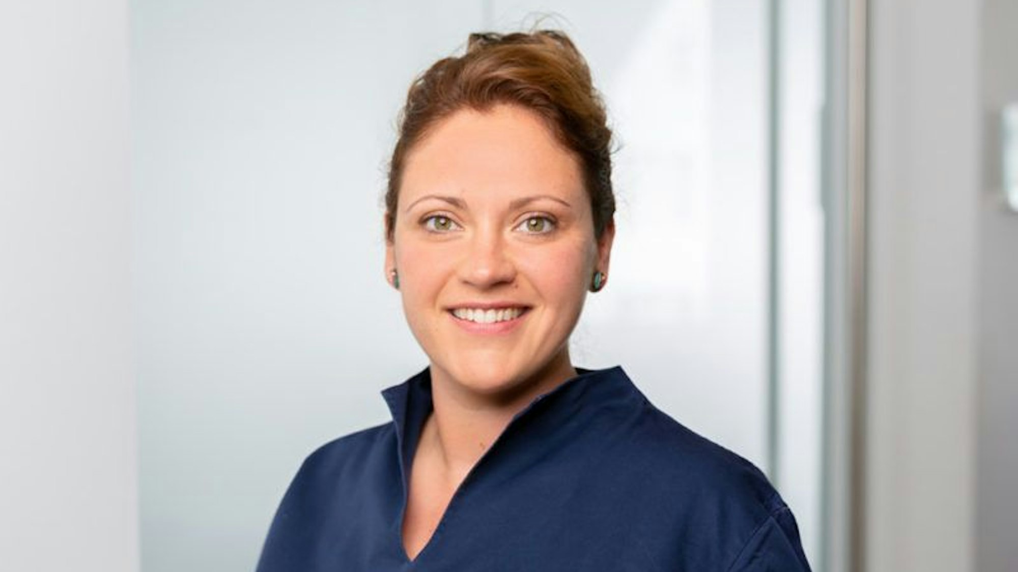 Dr. Julia Thome vom Carree Dental MVZ in Köln-Brück klärt über lockere Zähne auf.