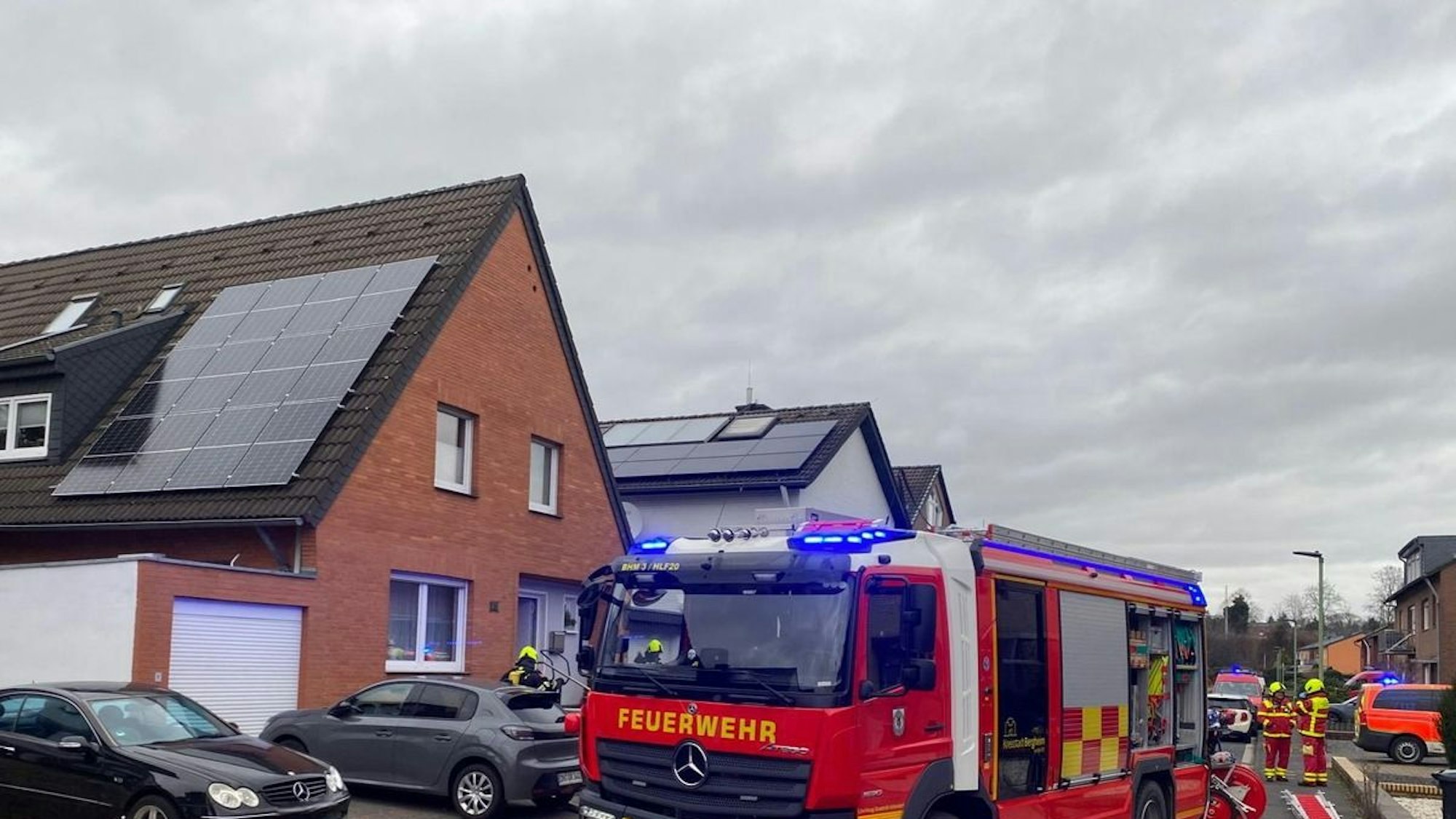 Die Feuerwehr rettete einen Mann bei einem Küchenbrand aus dem ersten Obergeschoss.
