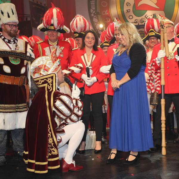 Prinz Thomas III. kniet auf dem Boden und macht „seiner“ Ramona einen Heiratsantrag auf der Proklamationsbühne im Bergischen Löwen.