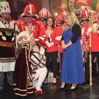 Prinz Thomas III. kniet auf dem Boden und macht „seiner“ Ramona einen Heiratsantrag auf der Proklamationsbühne im Bergischen Löwen.