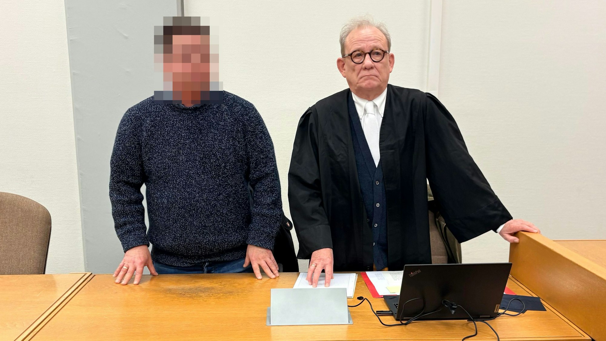 Der Angeklagte mit seinem Verteidiger Oliver Kleine im Kölner Amtsgericht
