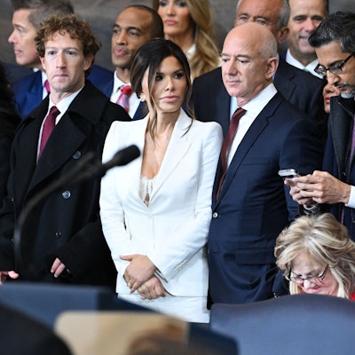 Die Milliardäre Mark Zuckerberg (l), MacKenzie Scott (2vl), Jeff Bezos (m), Sundar Pichai (2vr) und Elon Musk (r) stehen nebeneinander.