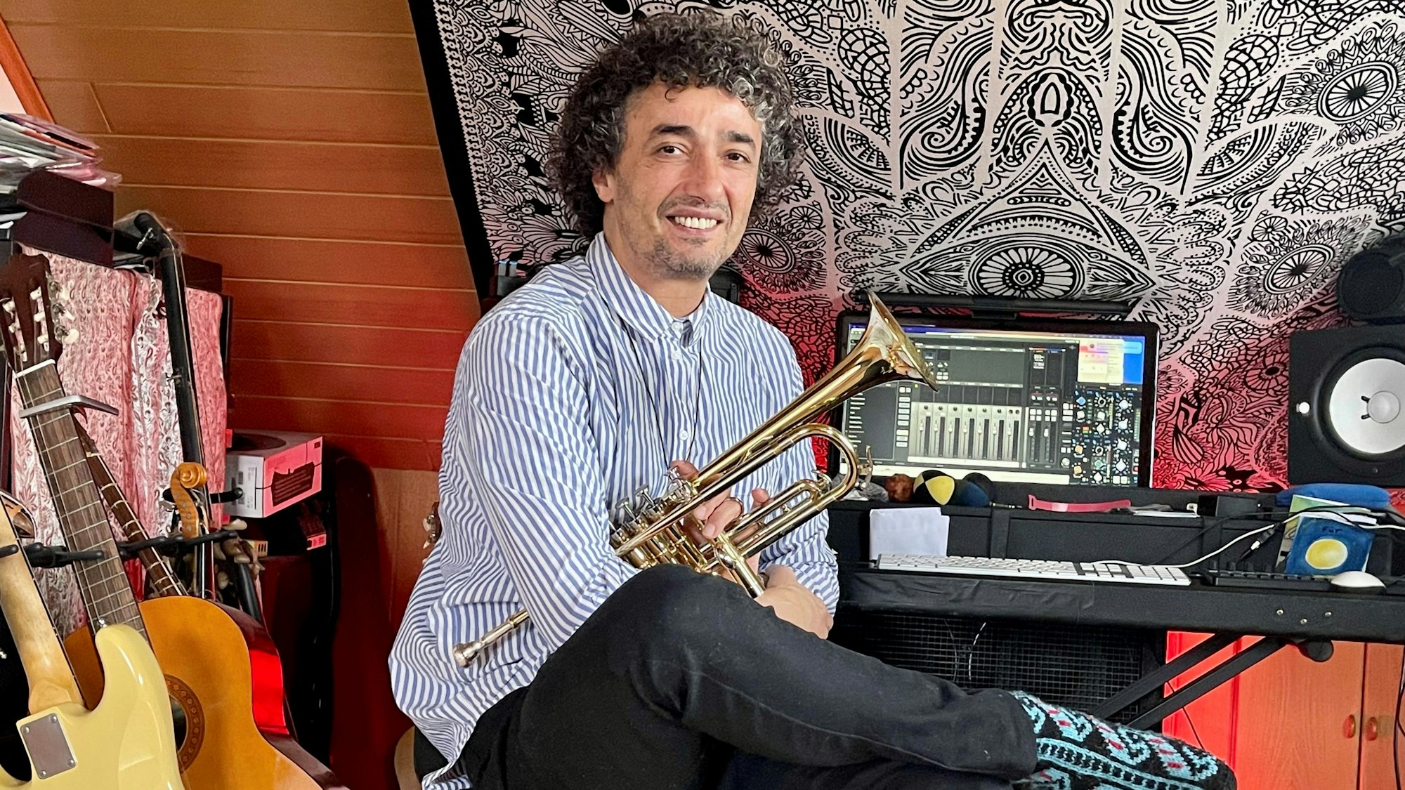 Der Iraner Omid Shirazi lebt in Hennef und floh vor 40 Jahren aus Teheran. Er ist als Musiker und Performer unter dem Künstlernamen Om Shira bekannt.