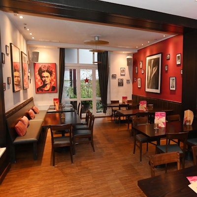 Der Gastraum des Lokals ist zu sehen mit großformatigen Wandbildern.