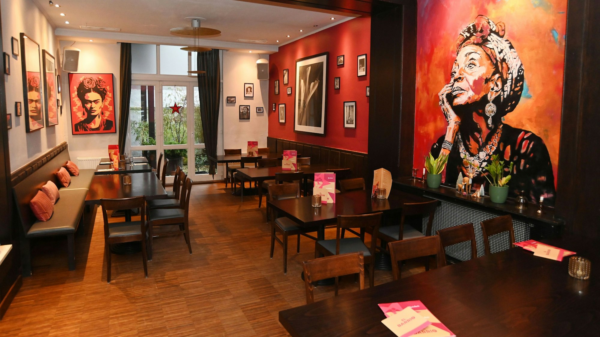 Der Gastraum des Lokals ist zu sehen mit großformatigen Wandbildern.