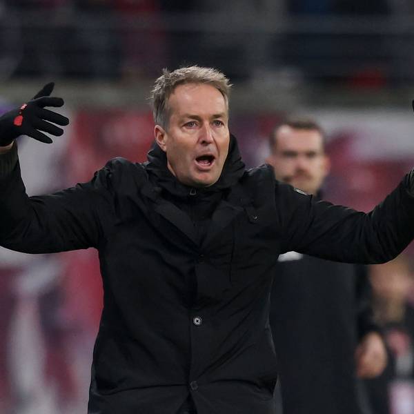 ARCHIV - 20.12.2025, Sachsen, Leipzig: Fußball: Bundesliga, RB Leipzig - Bayer Leverkusen, 15. Spieltag, Red Bull Arena. Trainer Kasper Hjulmand (Bayer Leverkusen) reagiert an der Seitenlinie. Auch das aktuelle Weltgeschehen beunruhigt den Dänen. (zu dpa: «Leverkusen-Coach Hjulmand sorgt sich um Grönland») Foto: Jan Woitas/dpa +++ dpa-Bildfunk +++