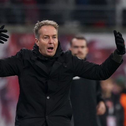 ARCHIV - 20.12.2025, Sachsen, Leipzig: Fußball: Bundesliga, RB Leipzig - Bayer Leverkusen, 15. Spieltag, Red Bull Arena. Trainer Kasper Hjulmand (Bayer Leverkusen) reagiert an der Seitenlinie. Auch das aktuelle Weltgeschehen beunruhigt den Dänen. (zu dpa: «Leverkusen-Coach Hjulmand sorgt sich um Grönland») Foto: Jan Woitas/dpa +++ dpa-Bildfunk +++