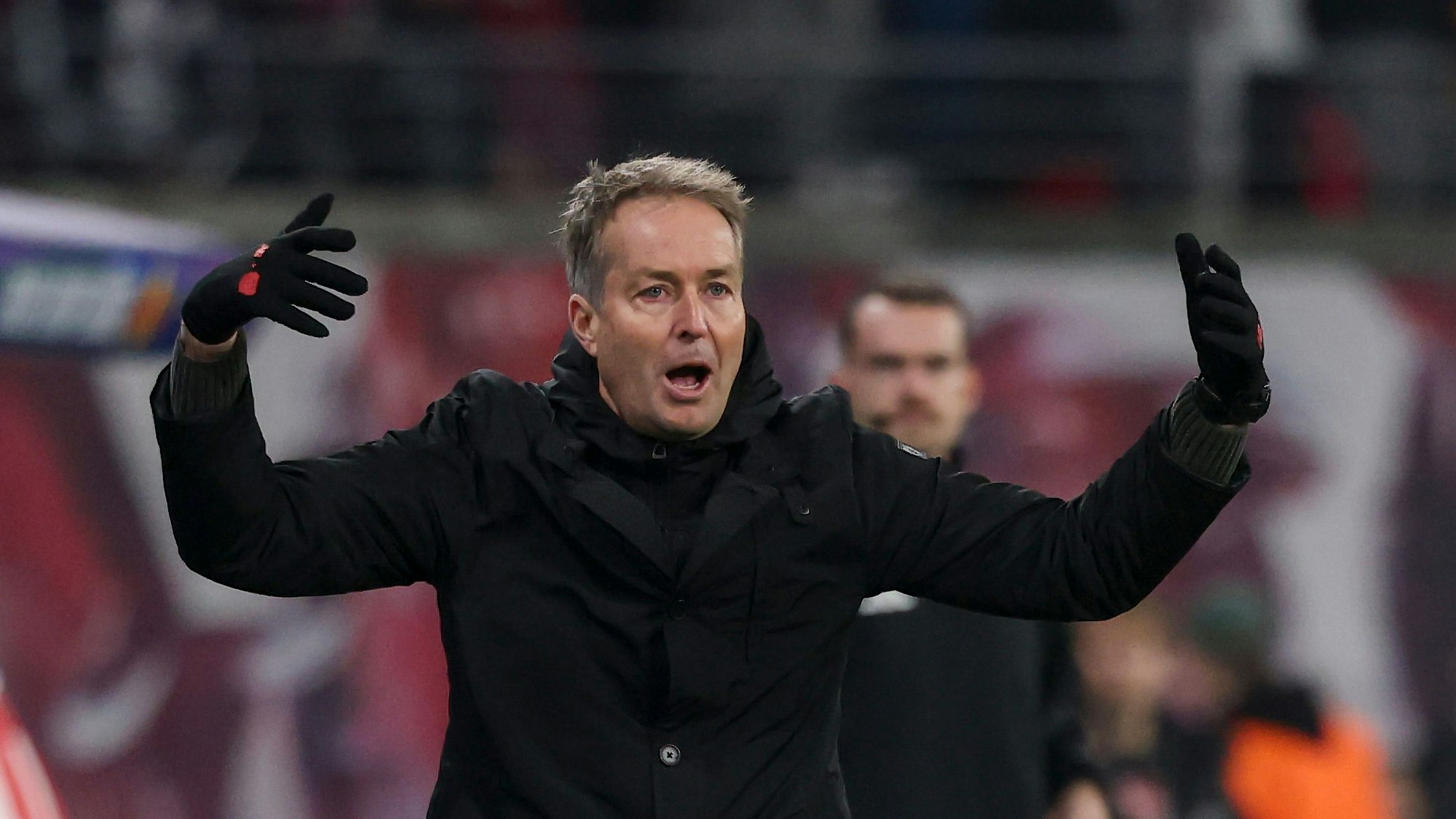 ARCHIV - 20.12.2025, Sachsen, Leipzig: Fußball: Bundesliga, RB Leipzig - Bayer Leverkusen, 15. Spieltag, Red Bull Arena. Trainer Kasper Hjulmand (Bayer Leverkusen) reagiert an der Seitenlinie. Auch das aktuelle Weltgeschehen beunruhigt den Dänen. (zu dpa: «Leverkusen-Coach Hjulmand sorgt sich um Grönland») Foto: Jan Woitas/dpa +++ dpa-Bildfunk +++