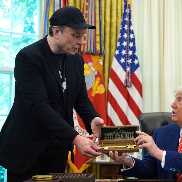 ARCHIV - 30.05.2025, USA, Washington: US-Präsident Donald Trump (r) überreicht seinem Berater Elon Musk einen Schlüssel während einer Pressekonferenz im Oval Office des Weißen Hauses. (zu dpa: ««Zu weit gegangen» – Musk bedauert Kritik an Trump») Foto: Evan Vucci/AP/dpa +++ dpa-Bildfunk +++