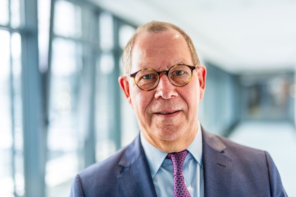 Ein Mann mit Brille schaut in die Kamera.