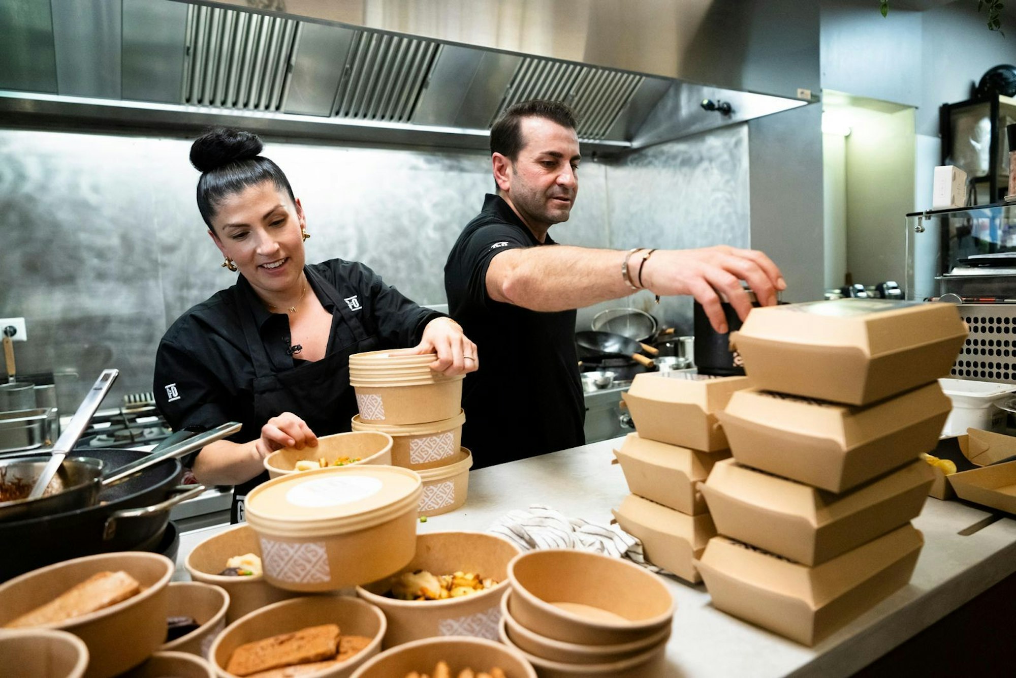 In der kleinen Küche ist kaum Platz für zwei. Da wird auch mal geschubst, geschoben - und ordentlich getrickst. (Bild: RTL/Annette Etges)