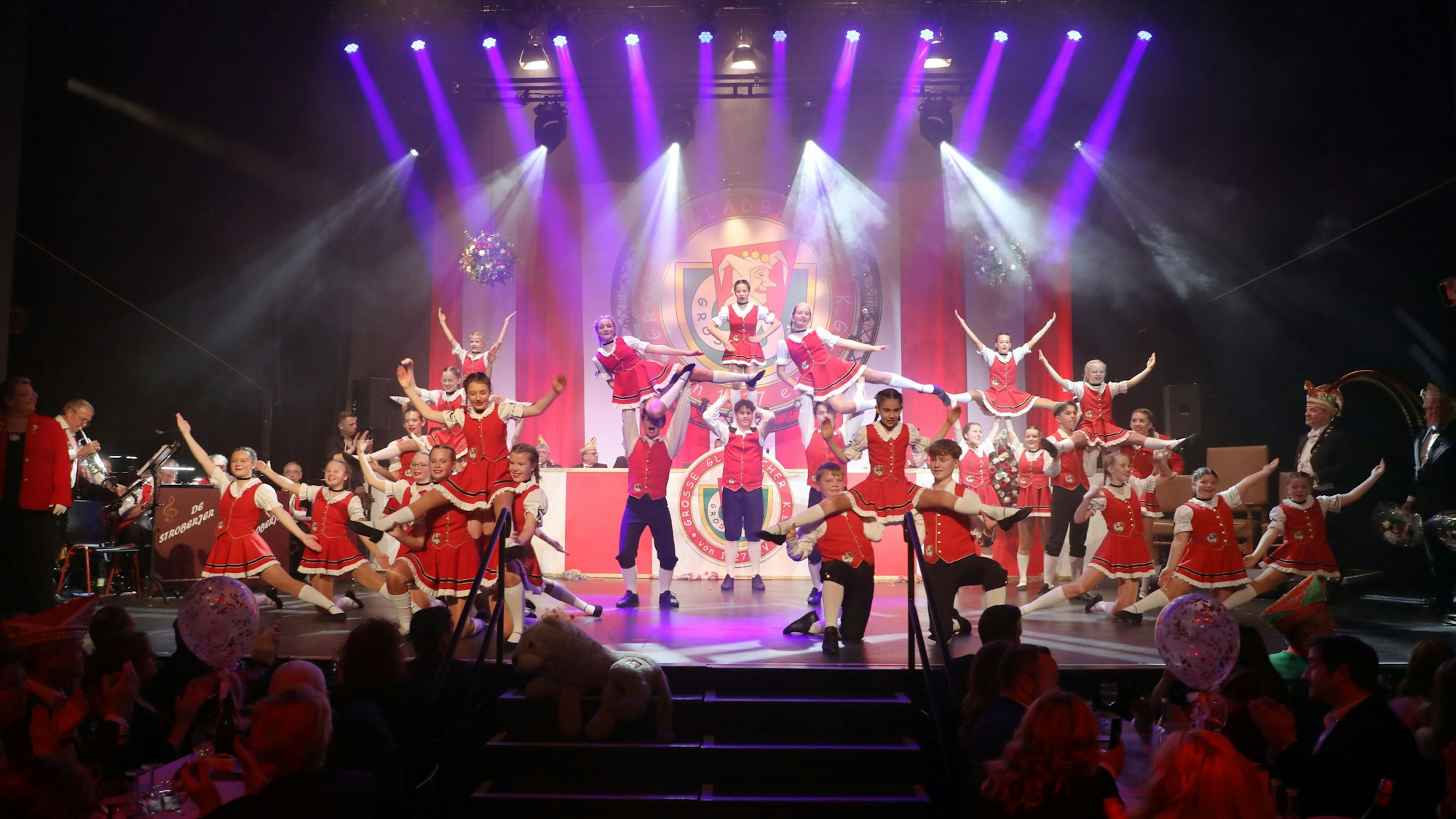 Die Strunde-Pänz stehen auf der Bühne des Bergischen Löwen in Bergischen Gladbach.