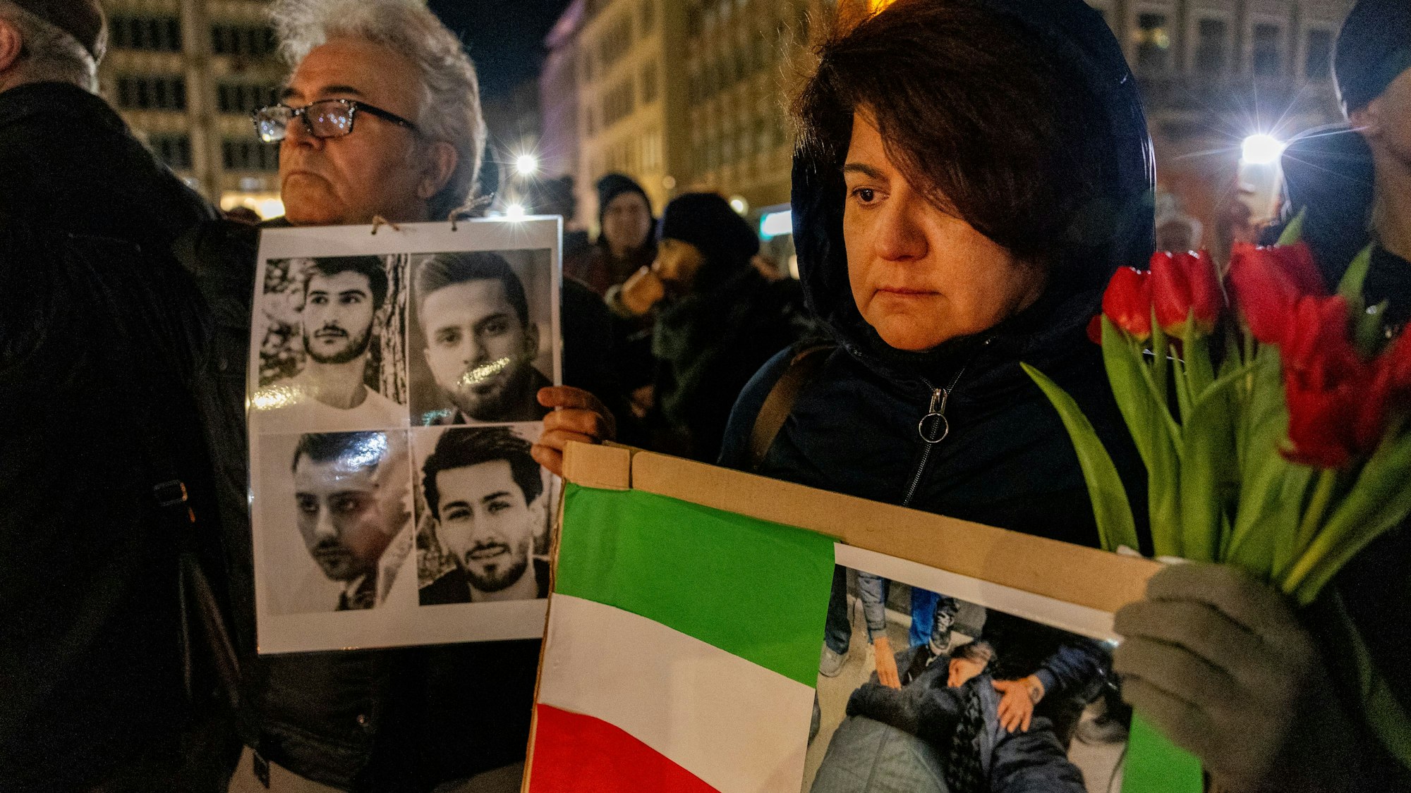 Bei der Mahnwache auf der Kölner Domplatte erinnerten Menschen an die Opfer im Iran, die bei den aktuellen Protesten ums Leben gekommen sind