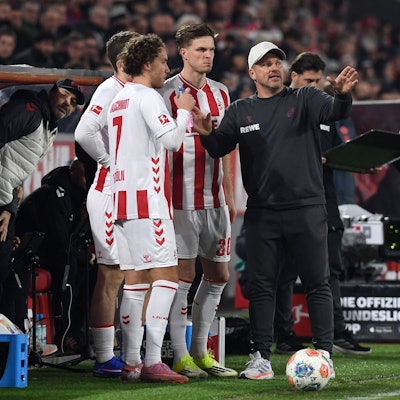Trainer Lukas Kwasniok 1. FC Koeln gestikuliert, gestik waehrend des Spiels der Bundesliga zwischen dem 1. FC Köln und FC Bayern München, RheinEnergieSTADION am 14. January 2026 in Köln, Deutschland. Foto von Ralf Treese/DeFodi Images Trainer Lukas Kwasniok 1. FC Koeln gestures during the Bundesliga match between 1. FC Köln and FC Bayern München at RheinEnergieSTADION on January 14, 2026 in Köln, Germany. Photo by Ralf Treese/DeFodi Images DFL regulations prohibit any use of photographs as image sequences and/or quasi-video. Photo by Ralf Treese/DeFodi Images - *** Coach Lukas Kwasniok 1 FC Koeln gestures, gestures during the Bundesliga match between 1 FC Köln and FC Bayern München, RheinEnergieSTADION on January 14, 2026 in Cologne, Germany Photo by Ralf Treese DeFodi Images Trainer Lukas Kwasniok 1 FC Koeln gestures during the Bundesliga match between 1 FC Köln and FC Bayern München at RheinEnergieSTADION on January 14, 2026 in Köln, Germany Photo by Ralf Treese DeFodi Images DFL regulations prohibit any use of photographs as image sequences and or quasi video Photo by Ralf Treese DeFodi Images