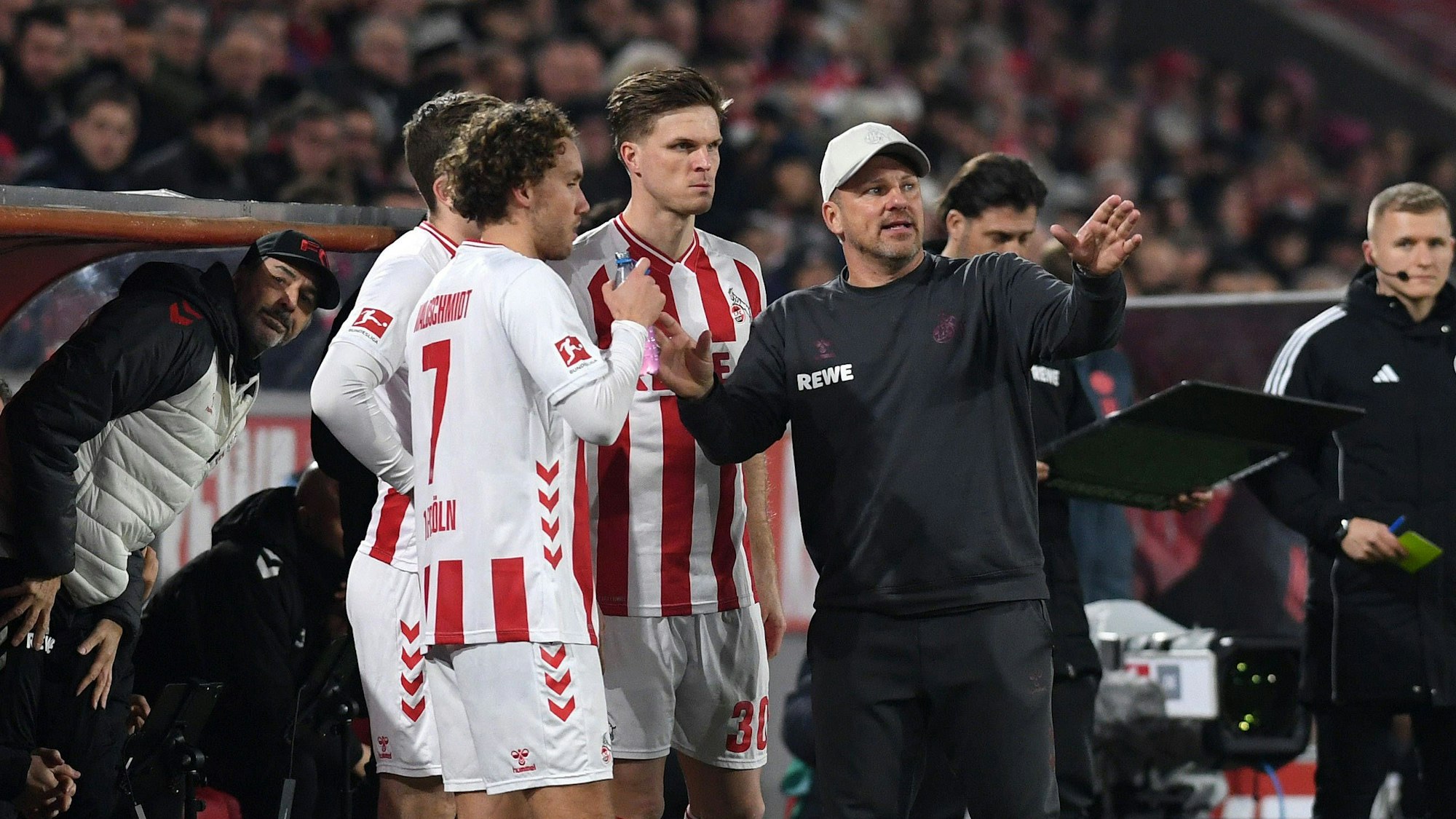 Trainer Lukas Kwasniok 1. FC Koeln gestikuliert, gestik waehrend des Spiels der Bundesliga zwischen dem 1. FC Köln und FC Bayern München, RheinEnergieSTADION am 14. January 2026 in Köln, Deutschland. Foto von Ralf Treese/DeFodi Images Trainer Lukas Kwasniok 1. FC Koeln gestures during the Bundesliga match between 1. FC Köln and FC Bayern München at RheinEnergieSTADION on January 14, 2026 in Köln, Germany. Photo by Ralf Treese/DeFodi Images DFL regulations prohibit any use of photographs as image sequences and/or quasi-video. Photo by Ralf Treese/DeFodi Images - *** Coach Lukas Kwasniok 1 FC Koeln gestures, gestures during the Bundesliga match between 1 FC Köln and FC Bayern München, RheinEnergieSTADION on January 14, 2026 in Cologne, Germany Photo by Ralf Treese DeFodi Images Trainer Lukas Kwasniok 1 FC Koeln gestures during the Bundesliga match between 1 FC Köln and FC Bayern München at RheinEnergieSTADION on January 14, 2026 in Köln, Germany Photo by Ralf Treese DeFodi Images DFL regulations prohibit any use of photographs as image sequences and or quasi video Photo by Ralf Treese DeFodi Images