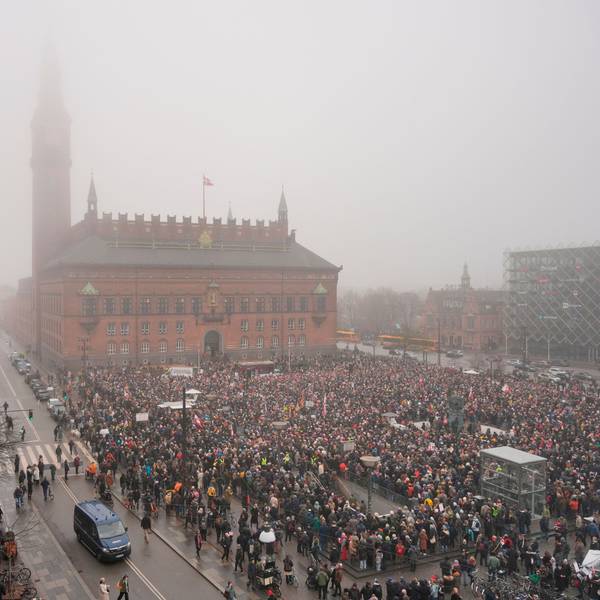 Das Bild zeigt Menschen in Kopenhagen die sich zu einer Pro-Grönland-Demonstration versammeln. Foto: Emil Helms/Ritzau Scanpix Foto via AP/dpa -