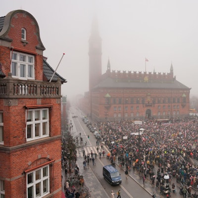Das Bild zeigt Menschen in Kopenhagen die sich zu einer Pro-Grönland-Demonstration versammeln. Foto: Emil Helms/Ritzau Scanpix Foto via AP/dpa -