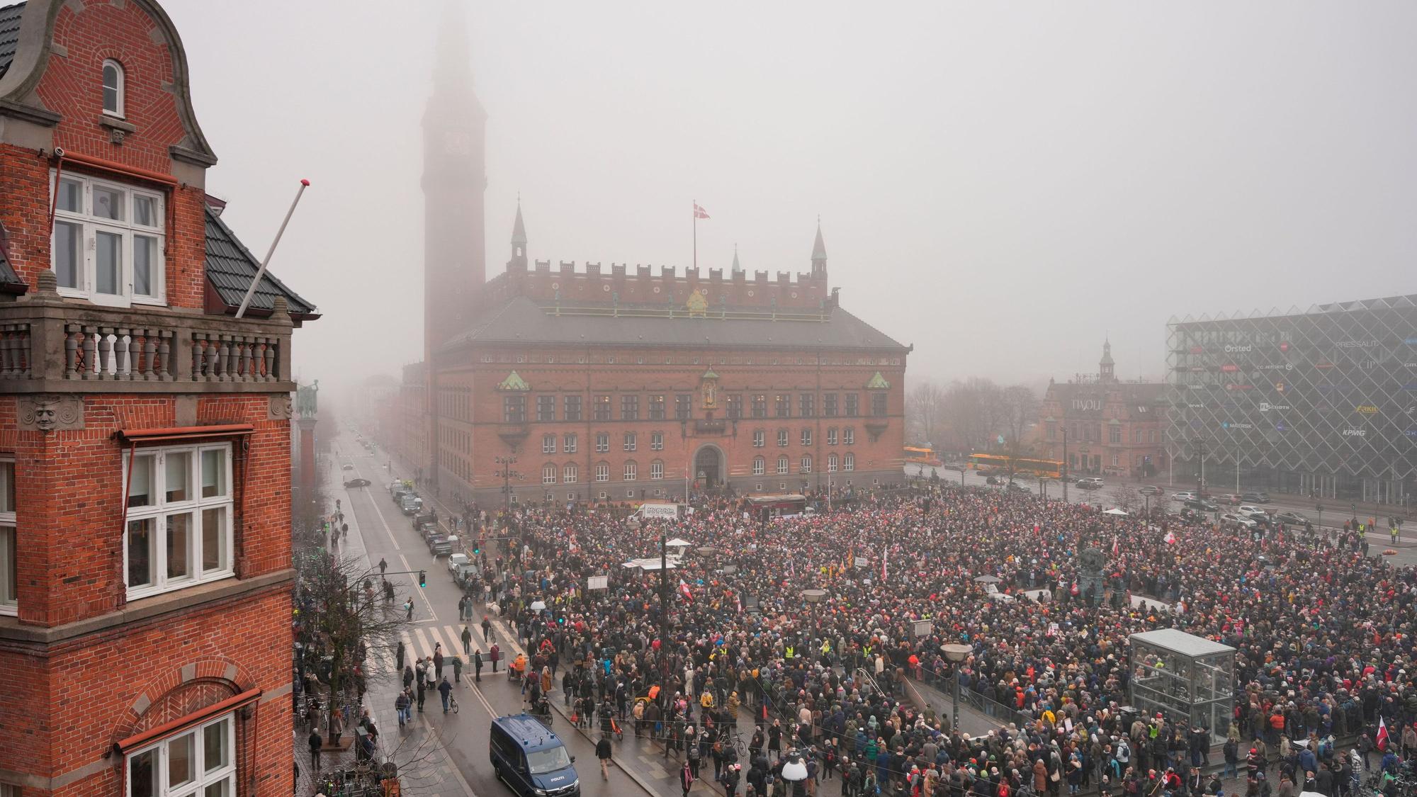 Das Bild zeigt Menschen in Kopenhagen die sich zu einer Pro-Grönland-Demonstration versammeln. Foto: Emil Helms/Ritzau Scanpix Foto via AP/dpa -