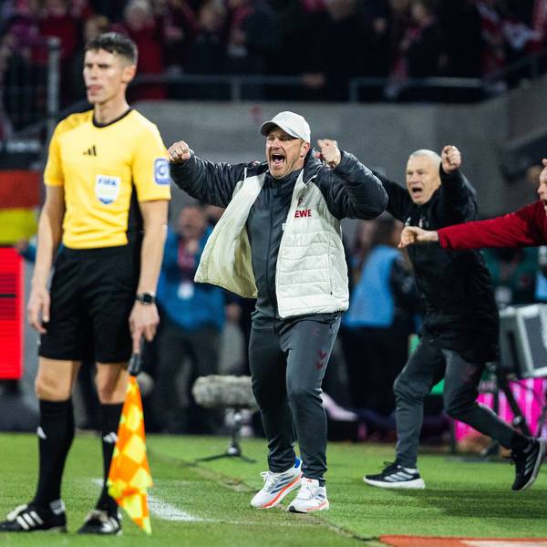 FC-Trainer Lukas Kwasniok und die Kölner Bank reagieren auf das 2:1 von Stürmer Ragnar Ache, das den Sieg gegen Mainz 05 brachte.