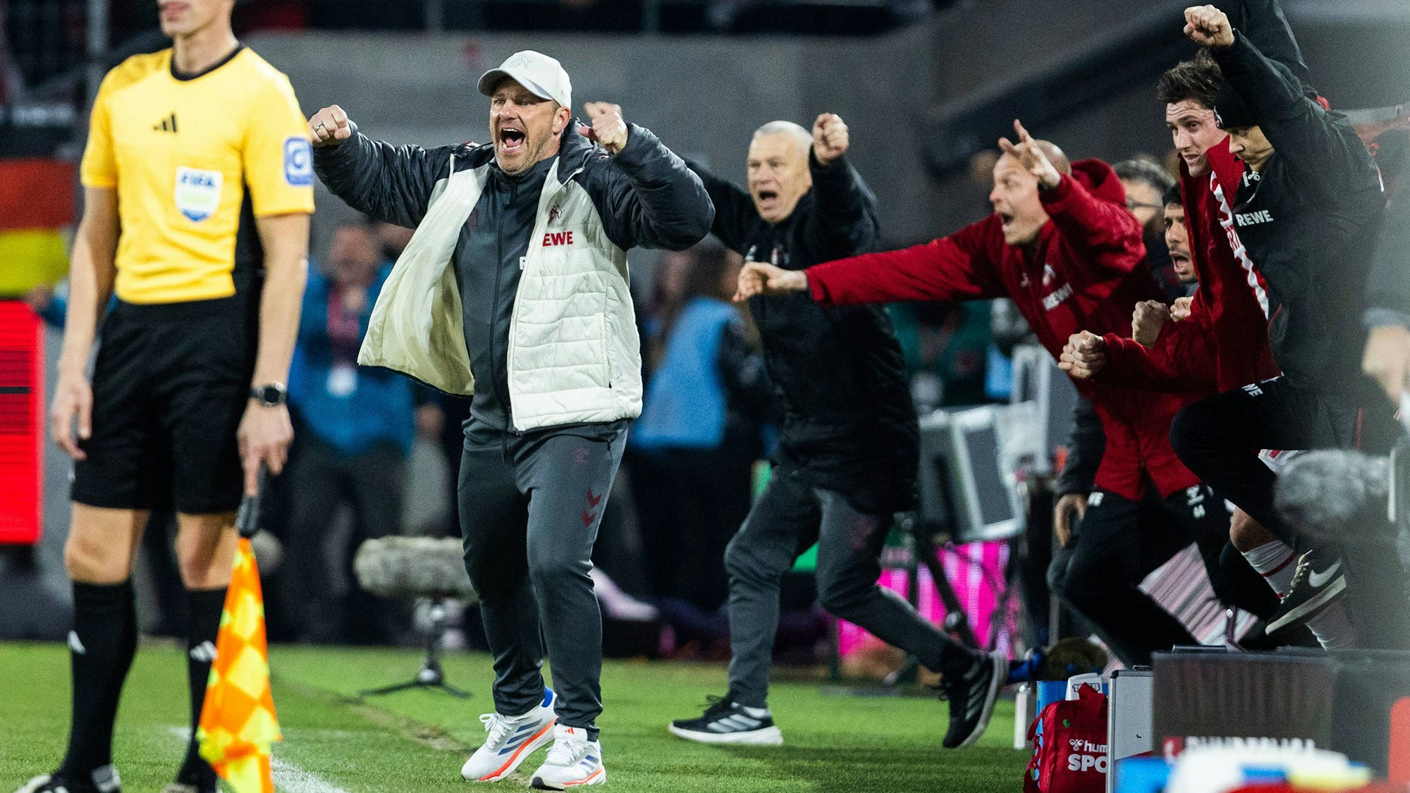 FC-Trainer Lukas Kwasniok und die Kölner Bank reagieren auf das 2:1 von Stürmer Ragnar Ache, das den Sieg gegen Mainz 05 brachte.