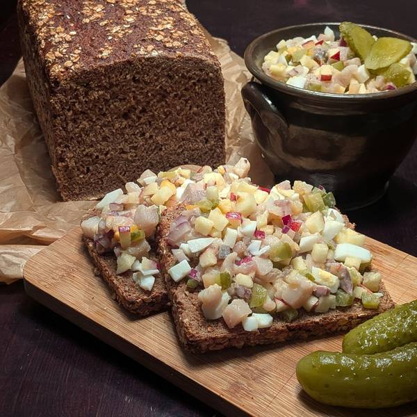 Fein gewürfelt landet das Häckerle mit salzigem Matjes, süßem Apfel, gekochtem Ei und knackigen Gurken auf dem Brot.