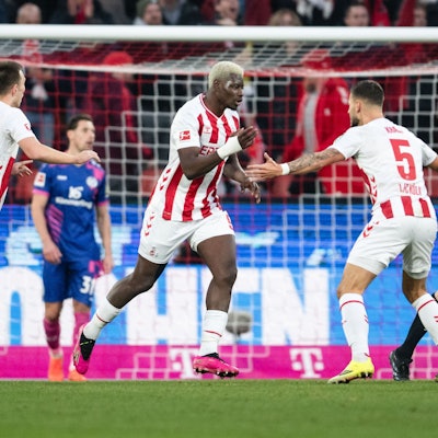 Kristoffer Lund, Ragnar Ache und Tom Krauß jubeln gemeinsam.