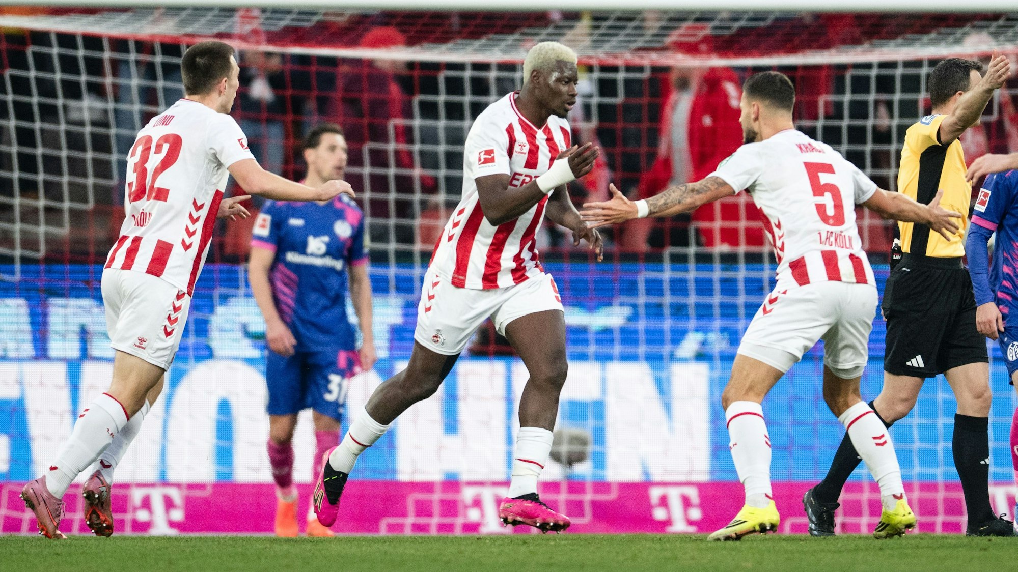 Kristoffer Lund, Ragnar Ache und Tom Krauß jubeln gemeinsam.