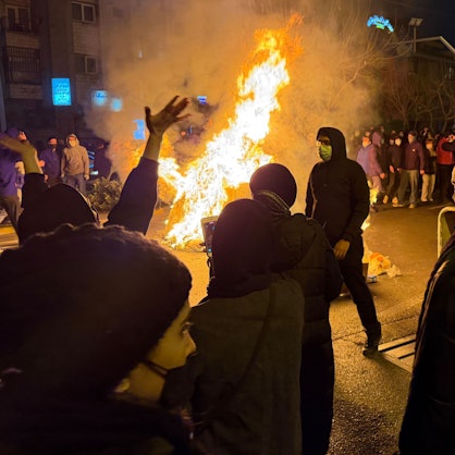 Das am 09. Januar aufgenommene und am 13. Januar via AP zur Verfügung gestellte Foto soll Iraner bei einem Protest gegen die Regierung in Teheran zeigen. Foto: Uncredited/UGC/AP/dpa